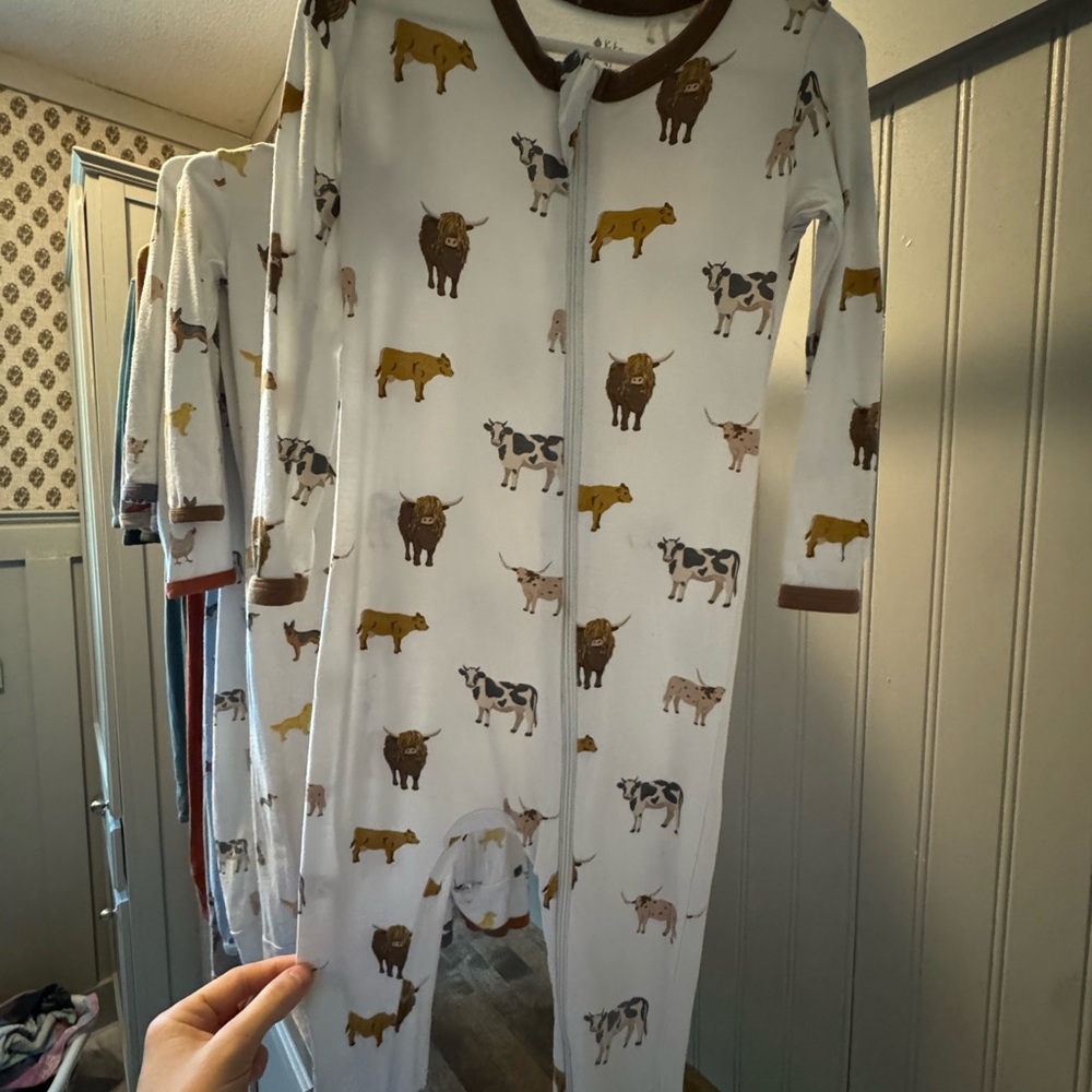 Kyte BABY Zippered romper in Moo- Kids Pajamas